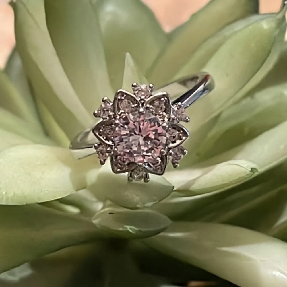 Elegant flower ring